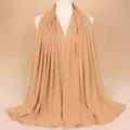 Aprikosenfarbener Schal aus Chiffon mit glänzenden Strasssteinen und Kettendetails - Camel
