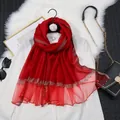 Écharpe rouge en soie mélangée avec rayures dorées, perles et bordures en tulle plissé - Rouge Foncé / 190*70cm