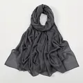 Detalle de bufanda gris oscuro ligera con tejido transpirable texturizado y bordes limpios - 170*70cm / 10# Gris Oscuro
