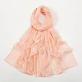 Detalle de la tela de bufanda rosa claro con textura microarrugada y caída suave y fluida - 170*70cm / 15# Brotes De Nieve