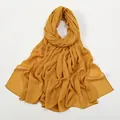 Textura detallada del pañuelo de poliéster amarillo jengibre con bordes acabados - 170*70cm / 20# Cúrcuma