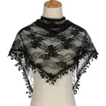 Dettaglio di sciarpa a triangolo in pizzo floreale nero con ricamo traforato e frange eleganti - Nero