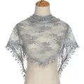 Dettaglio dello scialle in pizzo floreale con frange delicate su sfondo bianco - Grigio fumo