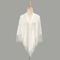 Elegante scialle di pizzo bianco con motivi floreali e lunghe frange su manichino - Bianco
