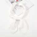 Primer plano detallado de un pañuelo de satén blanco con textura suave y brillo sedoso - Talla única / Blanco