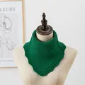 Texture de tricot du cache-cou vert émeraude avec des détails de bordure volantée - Vert