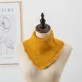 Détail d'un tour de cou tricoté jaune vif avec bords volantés sur un mannequin - Jaune Gingembre