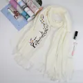 Eleganter cremeweißer Schal aus Kaschmir-Imitat mit Pflaumenblüten-Stickerei und Fransen - Creme