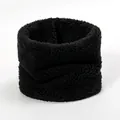 Primer plano de calentador de cuello negro de lana sintética con textura suave para invierno - Negro