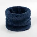 Detalle macro del calienta cuellos azul oscuro con textura gruesa de forro polar - Azul Marino