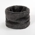 Primer plano detallado del calentador de cuello de invierno gris oscuro en felpa suave - gris oscuro