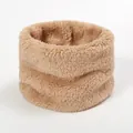 Detalle de calentador de cuello de piel sintética marrón claro con textura suave - Camel