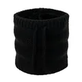 Dettaglio dello scaldacollo in maglia nera con fodera in pile e coulisse regolabile - Stile a Trecce con Coulisse e Fodera in Pile (WB095) / Nero