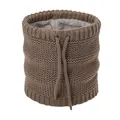 Dettaglio dello scaldacollo in maglia marrone con fodera in pile spesso e coulisse regolabile - Stile a Trecce con Coulisse e Fodera in Pile (WB095) / Cachi