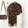 Bufanda gruesa clásica con estampado de leopardo y borlas en tejido tipo cachemir marrón - Leopardo Negro Café