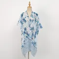 Détail du cardigan léger à imprimé floral pour la protection solaire à la plage - Bleu