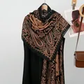 Leichter Strandschal mit Paisley-Muster in Schwarz und Camel als sommerlicher Sonnenschutz - 188x83cm / Braun