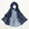 Écharpe dégradée bleue pour femme avec fines rayures et texture satinée plissée - 180cmx76cm / Bleu Foncé + Blanc