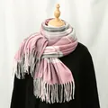 Detail eines rosa-grauen Karo-Schals mit feinen Fransen vor schwarzem Strickpullover - Rosa