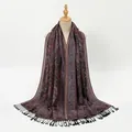 Detalle de chal bohemio con estampado de paisley y flecos largos en un maniquí alto - 178x70cm / Morado