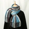 Detailaufnahme eines dicken blau-braunen Karoschals mit Fransen an einer Schaufensterpuppe - Blau