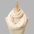 Primer plano de la textura de punto acanalado de una bufanda beige en un maniquí - 47*27cm / Beige