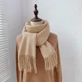 Detailansicht beige Pashmina-Schal-Textur mit eleganten Fransen auf dem Pullover - Beige (YR311-3#)