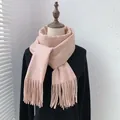 Detailansicht hellrosa Kaschmir-Gefühl Schal mit Fransen auf dunkler Schaufensterpuppe - Altrosa (YR311-5#)