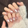 Elegante malvenfarbene Cat-Eye-Nägel mit Silberglitzer in ovaler Form - XS / Kurz Oval / Lila Katzenauge