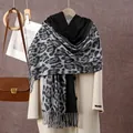Detalle de bufanda de cachemira con estampado de leopardo y diseño reversible negro - Leopardo Negro de Doble Cara