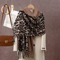 Detalle de bufanda de cachemira con estampado de leopardo y flecos en abrigo artesanal - Leopardo Caqui Marrón