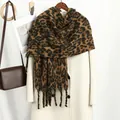 Dettaglio della sciarpa leopardata effetto cashmere con morbide nappe e tessuto spesso - 190*40cm / Stampa Leopardata Caffè (YR350-1#Caffè)