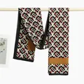 Detailweergave van lichtgewicht sjaal met geometrische print aan een stang - Zwart Rood