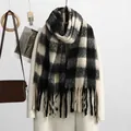 Dettaglio di una sciarpa spessa a quadri bianchi e neri con frange su un cappotto bianco - Bianco e nero / 200*40cm