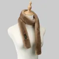Détail de l'écharpe en fausse fourrure beige avec texture douce et étiquette de marque - 130x5cm / Kaki Foncé (YR372)