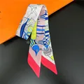 Detailweergave van een kleurrijke zijdeachtige sjaal met patronen van luchtballonnen - Dunne Lange Stijl / Nude