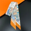 Zijden twilly sjaal met vogel- en luchtballonpatronen op een oranje achtergrond - Dunne Lange Stijl / Geel