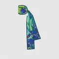 Detail eines Seidenschals Twilly mit Van-Gogh-Iris-Druck und dunkelblauem Rand - Schwertlilie