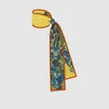 Detail eines Seidenschals mit Van Gogh Schwertlilien-Print und orangefarbenen Paspeln - Iris In Der Vase