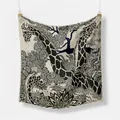 Dettaglio foulard di seta con stampa vintage di giraffa e piante della giungla bianconero - 53x53cm / Nero