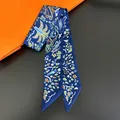 Blauwe geometrische smalle zijden sjaal met bloemenprint in een luxe oranje tas - 5x90cm / Blauw