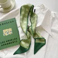 Élégant foulard en soie vert herbe avec motif géométrique S blanc et finition satinée - Vert Clair Symbole