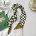 Twilly en soie à damier vert et crème avec lettrage élégant sur chemise blanche - Damier Vert Clair