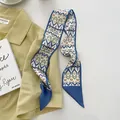 Élégant foulard twilly en soie bleu roi et blanc à motif géométrique sur chemise verte - Bleu BOPU