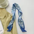 Élégant foulard étroit en soie bleu clair avec imprimé géométrique blanc logo - Bleu Symbole