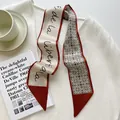 Élégant foulard étroit en soie marron rouge et crème avec lettrage et motifs grille - Lettres Géométriques Rouges