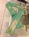 Dettaglio di sciarpa in seta verde menta con motivi di fiori di prugno e calligrafia - Stile Fiori Uccelli Verde Menta (Colore 1)