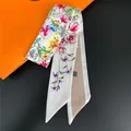 Piccolo foulard in seta sintetica con motivo floreale su sfondo arancione brillante - Beige