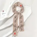 Détail d'un foulard en soie avec calligraphie chinoise noire et motif de sceau rouge - Style Imprimé Calligraphie / Champagne (Couleur 1)