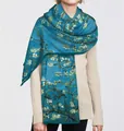 Écharpe en soie bleue avec imprimé Van Gogh porté comme un élégant châle long - Amandier en Fleurs
